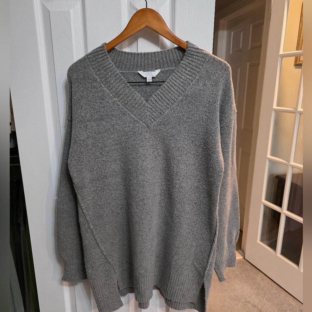 Time and Tru Women's Heather Gray V-Neck Sweater